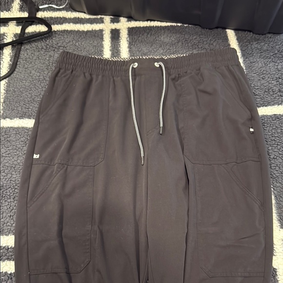 Koi jogger medical scrubs - Picture 1 of 3